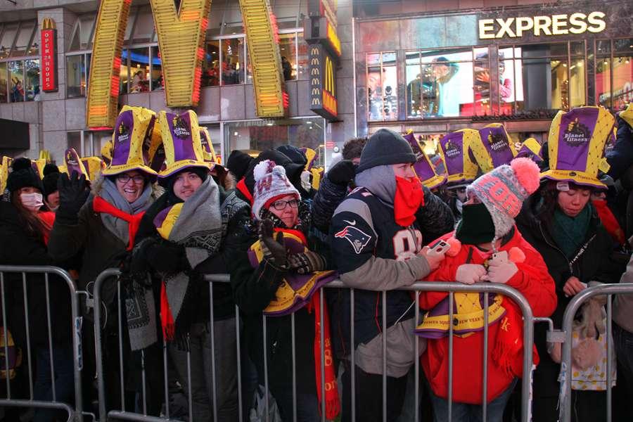 Residents join the 2018 Times Square New Year\'s Eve countdown on Sunday. [Photo/chinadaily.com.cn]