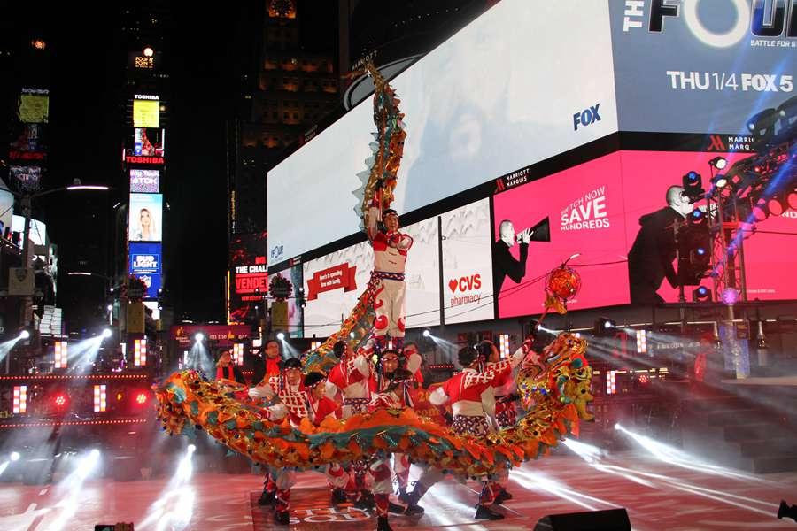 
Chongqing grabs the spotlight on New Year\'s Eve in New York as dragon dance performances take over the 2018 Times Square New Year\'s Eve countdown on Sunday. [Photo/chinadaily.com.cn]  Chongqing grabs the spotlight on New Year\'s Eve in New York as dragon dance performances take over the 2018 Times Square New Year\'s Eve countdown on Sunday.  A major city in Southwest China, Chongqing is known for its scenery, mountains, rivers, pandas and spicy cuisine.  Liu Qi, chairman of the Chongqing tourism ministry, extended an invitation to the world \