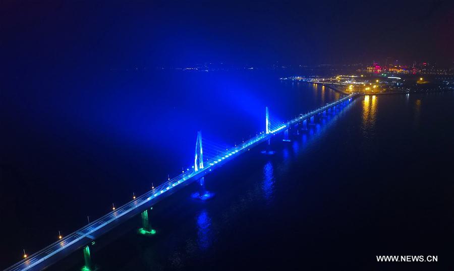 Major work of world's longest sea bridge completed(1/11)