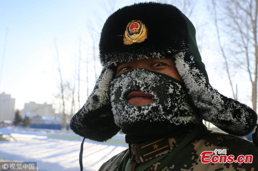 Armed Police conduct drill in freezing weather (1/4)