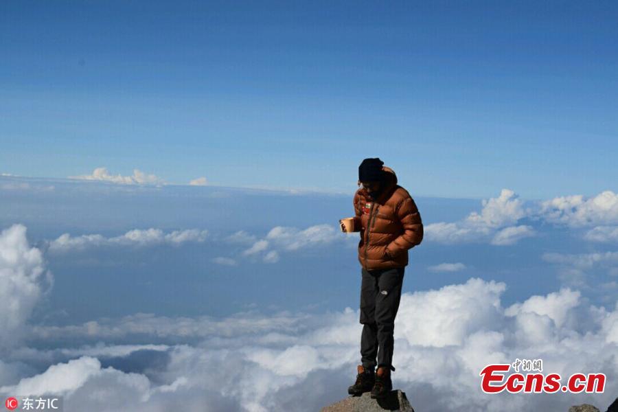 Madhusudan Patidar, a resident of Rau in Indore, India, reaches the peak of Mt Kilimanjaro in Tanzania, at an altitude of 5,895 meters on Dec. 18, 2017. The 21-year-old mountaineer started climbing the highest African peak on Dec. 15 and took three days to reach the top. He then stayed at the peak for 22 hours at a stretch despite the chilling wind and the lack of oxygen, setting a record. (Photo/IC)