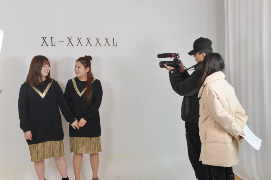 
Plus-size models pose for pictures in Hangzhou, Zhejiang province, Dec 28, 2017. Plus-size models are in increasing demand in China amid a boom in the country\'s online shopping, according to Guangzhou Daily. In Hangzhou, capital of East China\'s Zhejiang province, Guo Zhenxing, a 32-year-old Taobao shop owner who sells plus-size clothes, has successively hired nine plus-size models to display clothes for his shop since last March. Guo\'s online shop earned an annual turnover of about 100 million yuan ($15.4 million) last year, but he feels the market has more potential. \