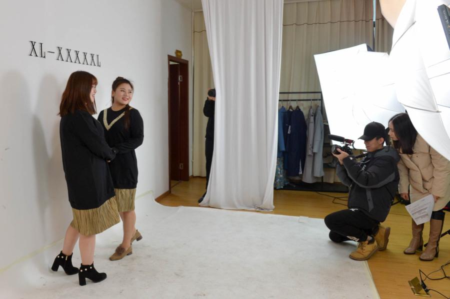 Plus-size models pose for pictures in Hangzhou, Zhejiang province, Dec 28, 2017.(Photo/zjol.com.cn)