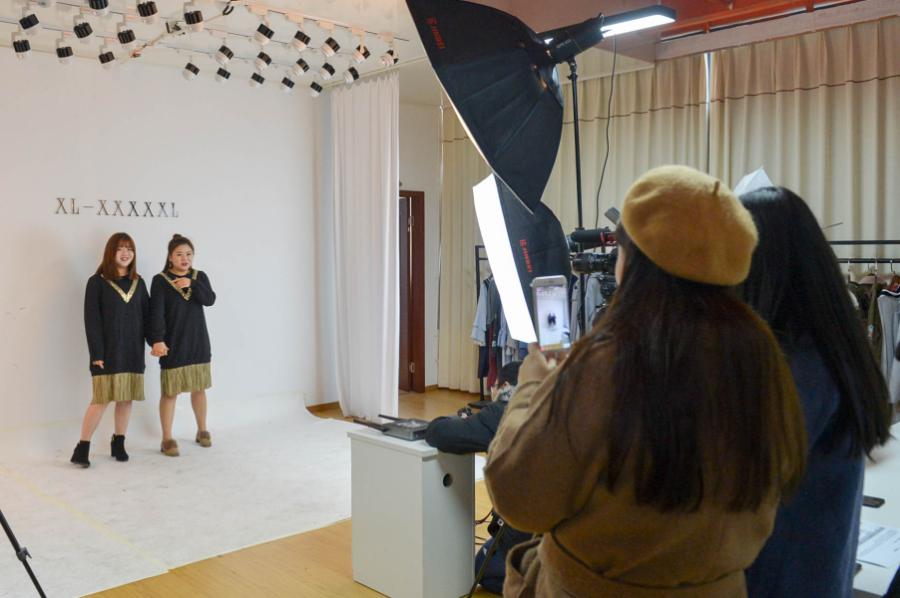Plus-size models pose for pictures in Hangzhou, Zhejiang province, Dec 28, 2017.(Photo/zjol.com.cn)