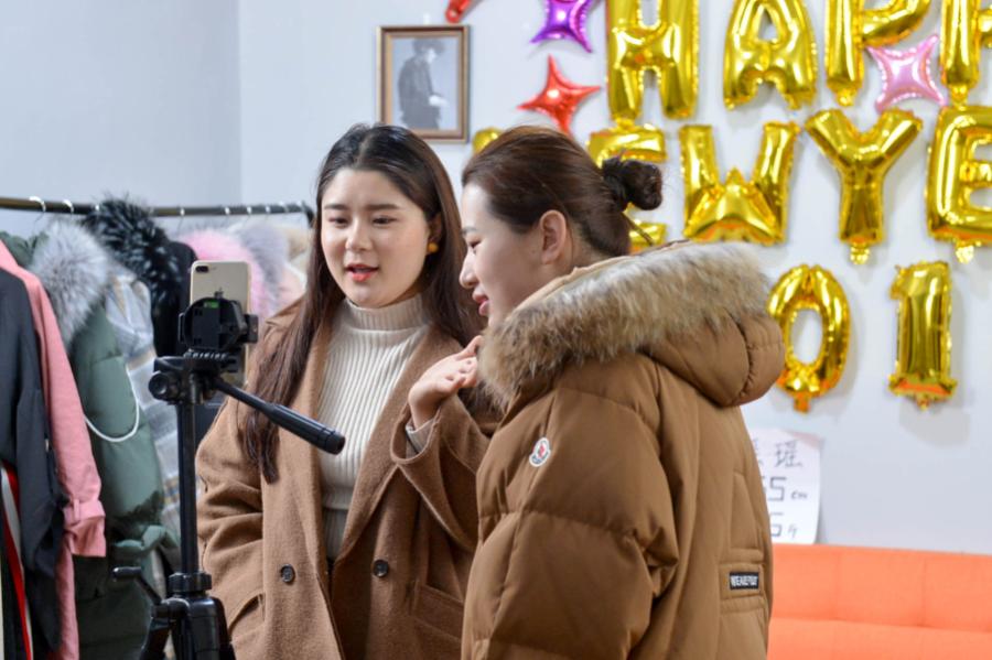 Plus-size models pose for pictures in Hangzhou, Zhejiang province, Dec 28, 2017.(Photo/zjol.com.cn)
