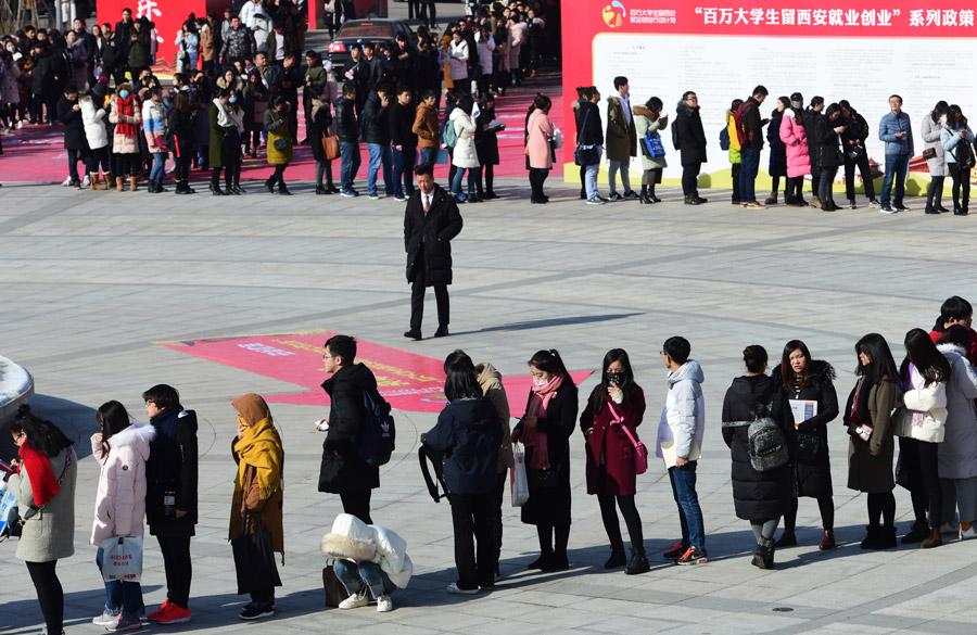 
Graduates wait in line for a job fair at Xidian University in Xi\'an, Shaanxi province, on Wednesday. More than 300 employers offered about 8,000 vacancies at the event, which marked the launch of a five-year campaign to boost graduate employment and entrepreneurship in the city. (Photo by YUAN JINGZHI/FOR CHINA DAILY)