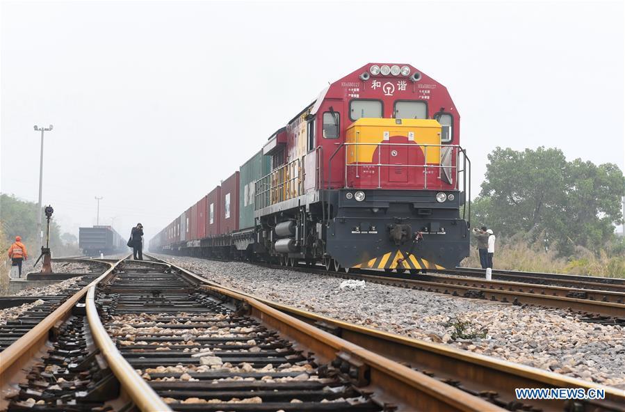
The freight train of China Railway Express (Xiamen-Budapest), linking southeast China\'s port city of Xiamen with Budapest, capital of Hungary, leaves Haicang Station in Xiamen, southeast China\'s Fujian Province, Jan. 19, 2018. The 11,595 km journey, which takes one stop at China\'s Xi\'an, will take 18 days.(Xinhua/Lin Shanchuan)