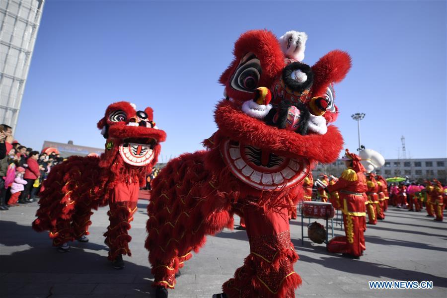 People perform lion dance during a fair in Yinchuan, north China\'s Ningxia Hui Autonomous Region, Jan. 20, 2018, also the Great Cold (Dahan) solar term on the Chinese Lunar Calendar. (Xinhua/Wang Peng)