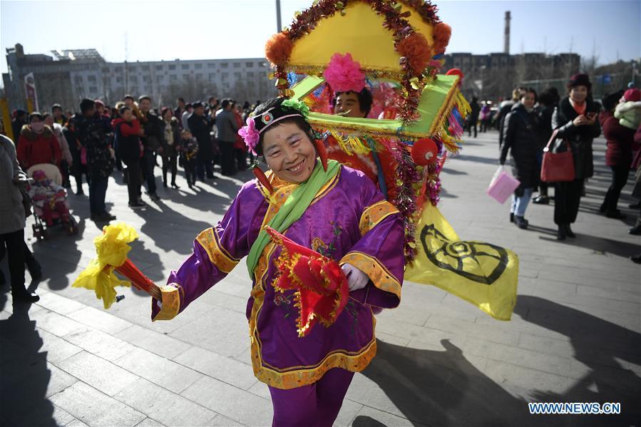People perform yangge dance during a fair in Yinchuan, north China\'s Ningxia Hui Autonomous Region, Jan. 20, 2018, also the Great Cold (Dahan) solar term on the Chinese Lunar Calendar. (Xinhua/Wang Peng)