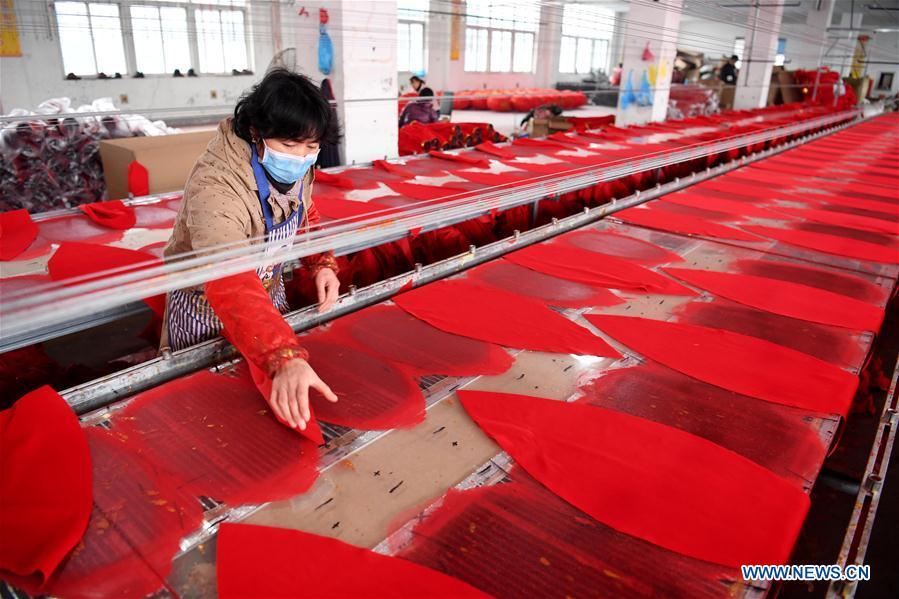 Workers make lanterns at a factory in Luyang District of Hefei City, east China\'s Anhui Province, Jan. 24, 2018. People here work hard to make red lanterns for Chinese Lunar New Year. (Xinhua/Zhang Duan)