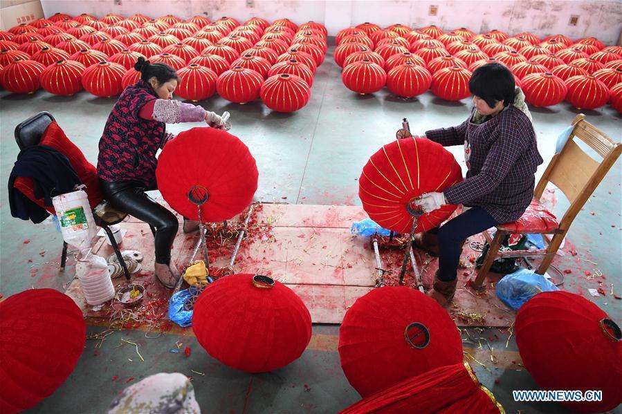 Workers make lanterns at a factory in Luyang District of Hefei City, east China\'s Anhui Province, Jan. 24, 2018. People here work hard to make red lanterns for Chinese Lunar New Year. (Xinhua/Liu Junxi)