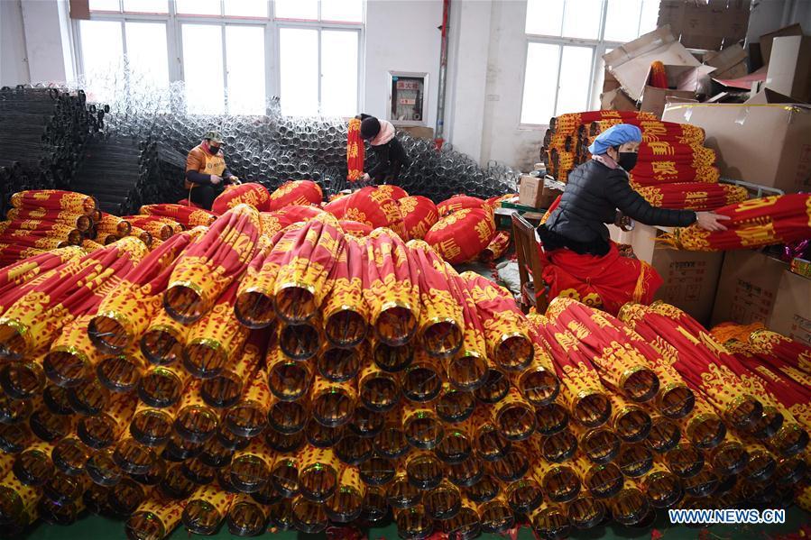 Workers make lanterns at a factory in Luyang District of Hefei City, east China\'s Anhui Province, Jan. 24, 2018. People here work hard to make red lanterns for Chinese Lunar New Year. (Xinhua/Liu Junxi)
