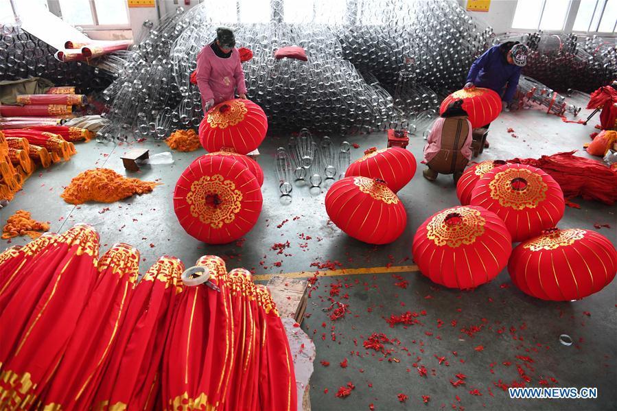 Workers make lanterns at a factory in Luyang District of Hefei City, east China\'s Anhui Province, Jan. 24, 2018. People here work hard to make red lanterns for Chinese Lunar New Year. (Xinhua/Liu Junxi)