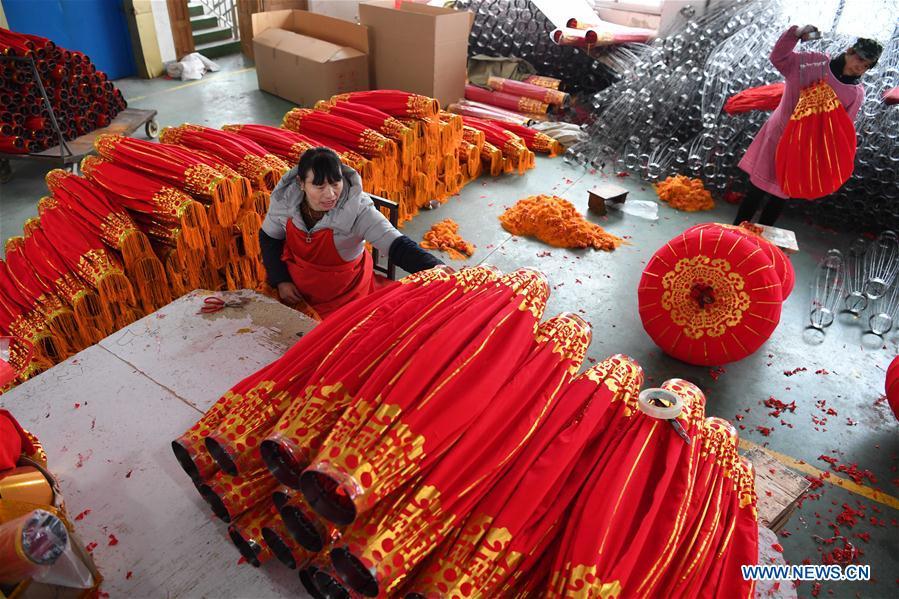 Workers make lanterns at a factory in Luyang District of Hefei City, east China\'s Anhui Province, Jan. 24, 2018. People here work hard to make red lanterns for Chinese Lunar New Year. (Xinhua/Liu Junxi)