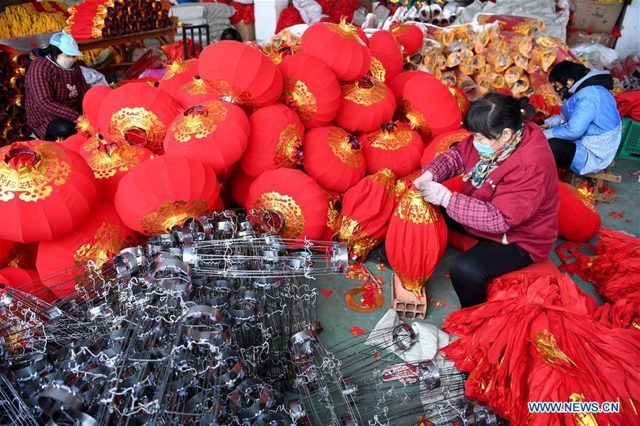 Workers make lanterns at a factory in Luyang District of Hefei City, east China\'s Anhui Province, Jan. 24, 2018. People here work hard to make red lanterns for Chinese Lunar New Year. (Xinhua/Liu Junxi)