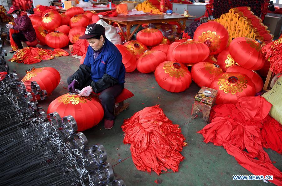 Workers make lanterns at a factory in Luyang District of Hefei City, east China\'s Anhui Province, Jan. 24, 2018. People here work hard to make red lanterns for Chinese Lunar New Year. (Xinhua/Liu Junxi)