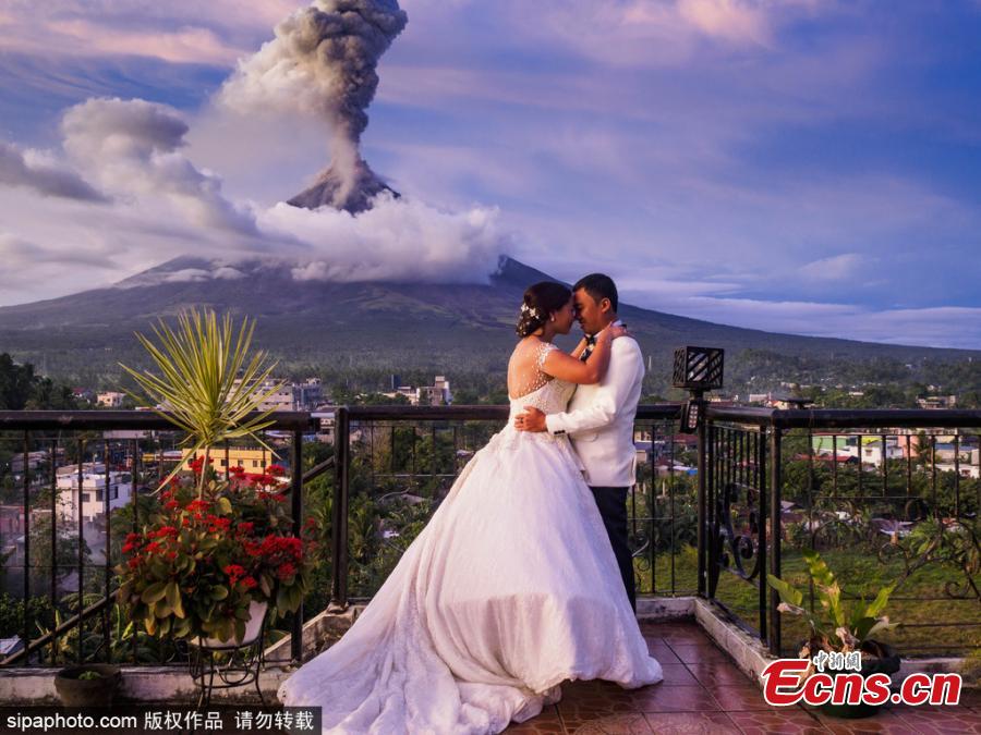 Wedding photo with the Mayon volcanic eruption as the backdrop(1/4)(02)
