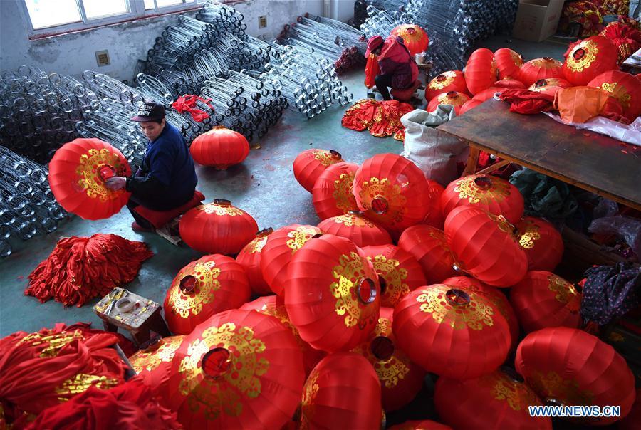 Workers make lanterns at a factory in Luyang District of Hefei City, east China\'s Anhui Province, Jan. 24, 2018. People here work hard to make red lanterns for Chinese Lunar New Year. (Xinhua/Liu Junxi)