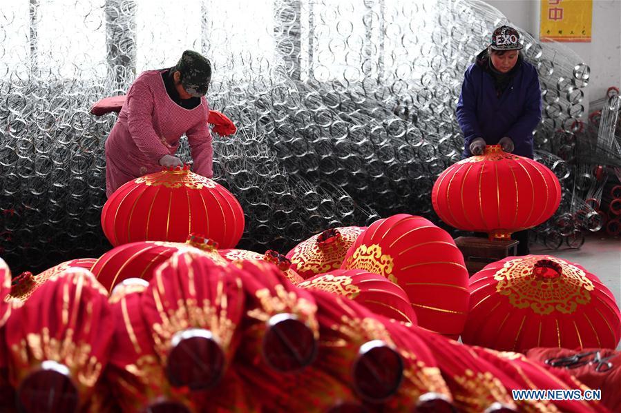 Workers make lanterns at a factory in Luyang District of Hefei City, east China\'s Anhui Province, Jan. 24, 2018. People here work hard to make red lanterns for Chinese Lunar New Year. (Xinhua/Liu Junxi)