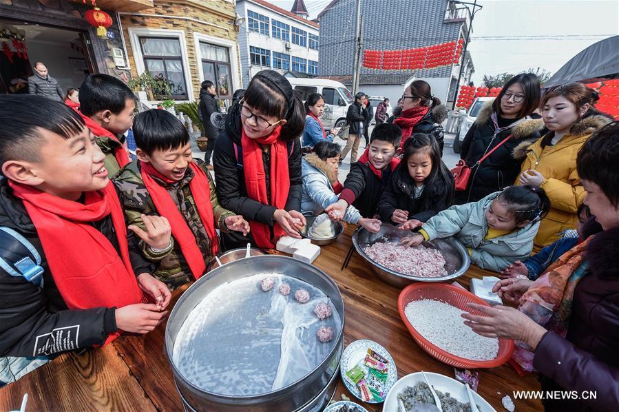 Children of migrant workers make local food \
