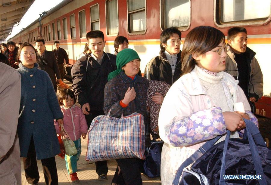 Snapshots of Chinese returning home during Spring Festival travel rush