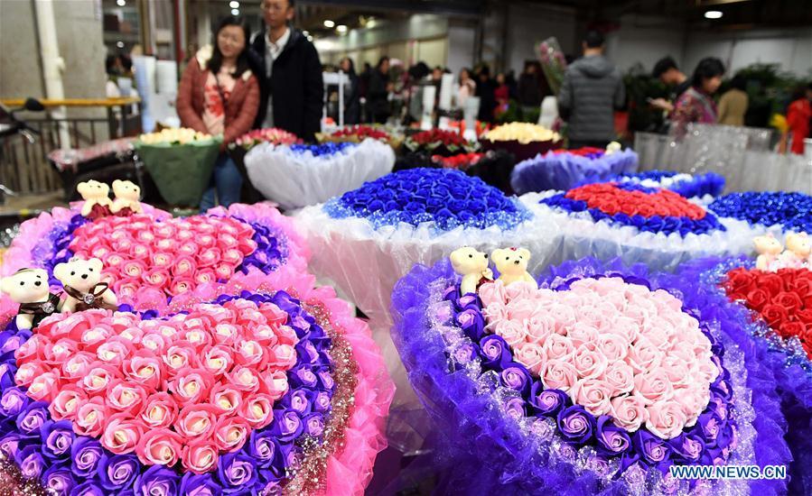 Photo taken on Feb. 10, 2018 shows roses at a flower market in Kunming, southwest China\'s Yunnan Province. There are over 2,000 flower planting, processing, logistics and trading enterprises in Yunnan, with annual output value of 40 billion yuan (about 6.35 billion U.S. dollars). They have won over 70 percent market share in some 70 big and medium-sized cities in China and exported flower products to more than 40 countries and regions. (Xinhua/Lin Yiguang)