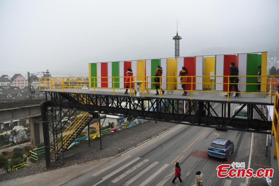 Temporary toilets are seen on a pedestrian skyway at a tourist spot in Fuling District, Southwest China’s Chongqing Municipality, Feb. 13, 2018. The unisex public toilets have been built for the increase in tourist numbers expected during the Spring Festival, China’s Lunar New Year. (Photo: China News Service/Chen Chao)