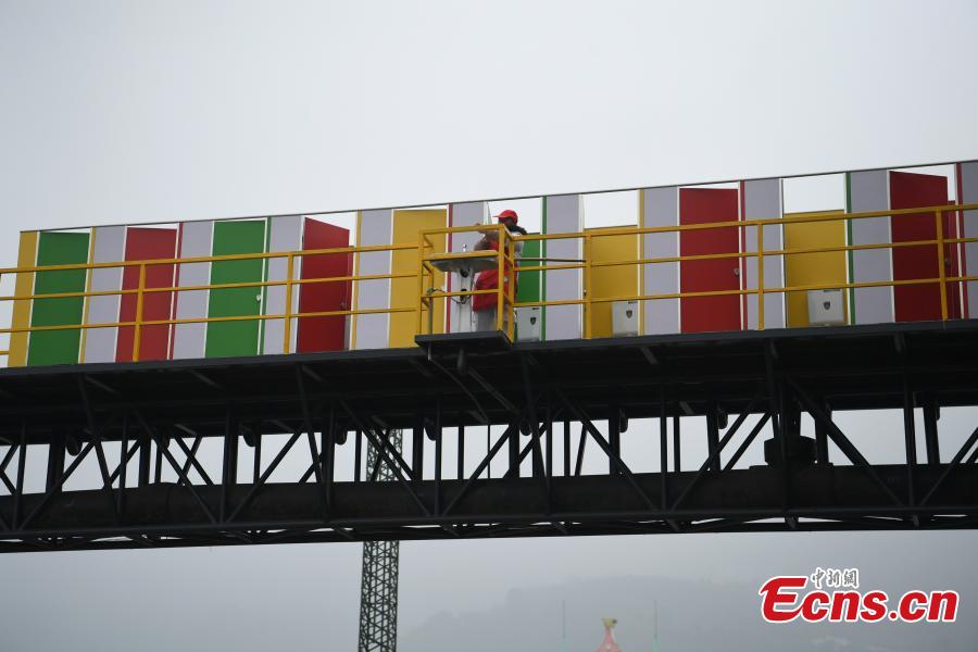 Temporary toilets are seen on a pedestrian skyway at a tourist spot in Fuling District, Southwest China’s Chongqing Municipality, Feb. 13, 2018. The unisex public toilets have been built for the increase in tourist numbers expected during the Spring Festival, China’s Lunar New Year. (Photo: China News Service/Chen Chao)