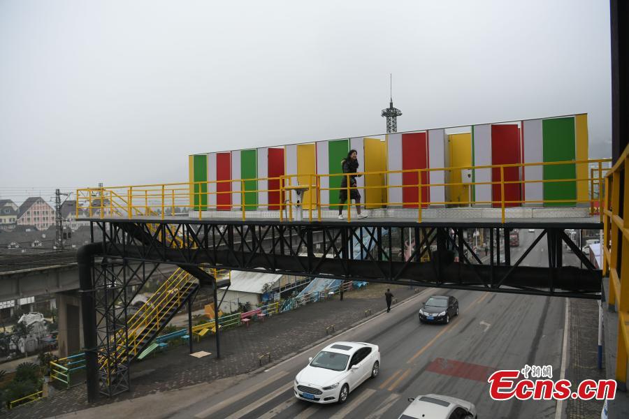 Temporary toilets are seen on a pedestrian skyway at a tourist spot in Fuling District, Southwest China’s Chongqing Municipality, Feb. 13, 2018. The unisex public toilets have been built for the increase in tourist numbers expected during the Spring Festival, China’s Lunar New Year. (Photo: China News Service/Chen Chao)
