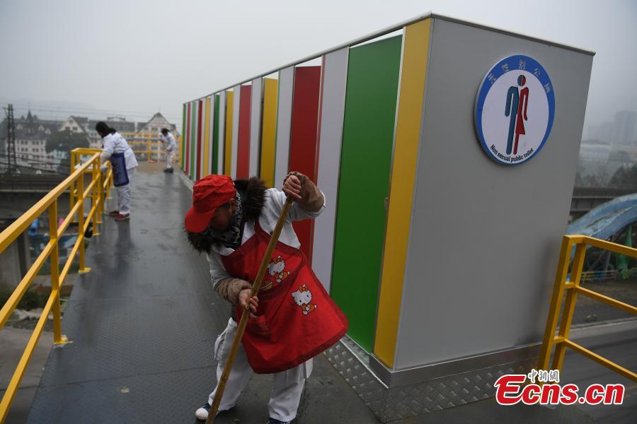 Temporary toilets are seen on a pedestrian skyway at a tourist spot in Fuling District, Southwest China’s Chongqing Municipality, Feb. 13, 2018. The unisex public toilets have been built for the increase in tourist numbers expected during the Spring Festival, China’s Lunar New Year. (Photo: China News Service/Chen Chao)