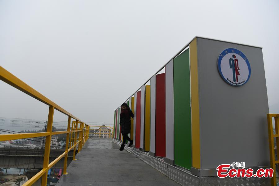 Temporary toilets are seen on a pedestrian skyway at a tourist spot in Fuling District, Southwest China’s Chongqing Municipality, Feb. 13, 2018. The unisex public toilets have been built for the increase in tourist numbers expected during the Spring Festival, China’s Lunar New Year. (Photo: China News Service/Chen Chao)