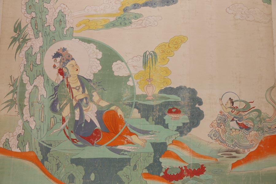 An ongoing exhibition at the National Museum of China features a selection of reproductions of Dunhuang murals by the late Zhang Daqian, the maestro of traditional Chinese ink-brush painting. Zhang lived in Dunhuang for nearly three years in the early 1940s, copying murals at the Mogao and Yulin grottoes.

An artist with a genius for reproduction spent years capturing Dunhuang\'s cultural legacy. His work is now on display in Beijing.
When Chang Shuhong arrived in Dunhuang in 1943 to prepare for the establishment of the Dunhuang Research Academy, he was welcomed by Zhang Daqian (1899-1983), the maestro of traditional Chinese ink-brush painting.
Zhang had already been living in Dunhuang for nearly three years, copying murals at the Mogao and Yulin grottoes. The remote, desert-bound area in northwestern China\'s Gansu province was then a little-known treasure trove of Buddhist art, with several hundred caves housing a vast number of imposing murals and colored statues produced between the fourth and 14th centuries.
Chang\'s daughter, Chang Shana, who is now 86 and a prominent graphic designer, moved to Dunhuang with her father and lived with him there for six years. She says Zhang handed her father a roughly drawn map just before his departure.
\