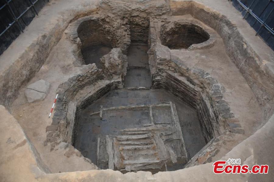 A general view of the excavation at a large settlement site of Khitan people in Liao Dynasty (916-1125) in Kangping County, Shenyang City, Northeast China’s Liaoning Province. Some 400 relics, including intact porcelain ware, elaborate gold and silver works and rare jade ornaments, have been found at the site that includes several tombs.(Photo: China News Service/Zhong Xin)