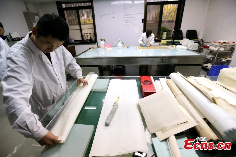 A specialist restores cultural relics at Shaanxi Provincial History Museum in Xi\'an City, the capital of Northwest China\'s Shaanxi Province, March 6, 2018. The museum has many studios where repairs to bronzeware, paintings, porcelains and other relics are carried out, making it look like a big hospital. (Photo: China News Service/Zhang Yun)