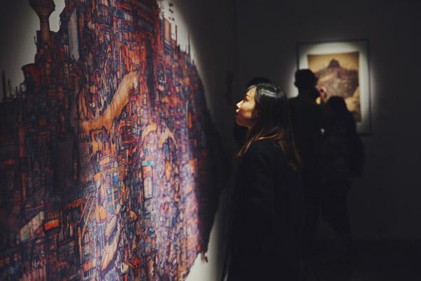 A visitor views Luo Kaipeng\'s painting in Shenyang city, Northeast China\'s Liaoning Province. (Photo provided by 1905 Re-Creative Space for chinadaily.com.cn)