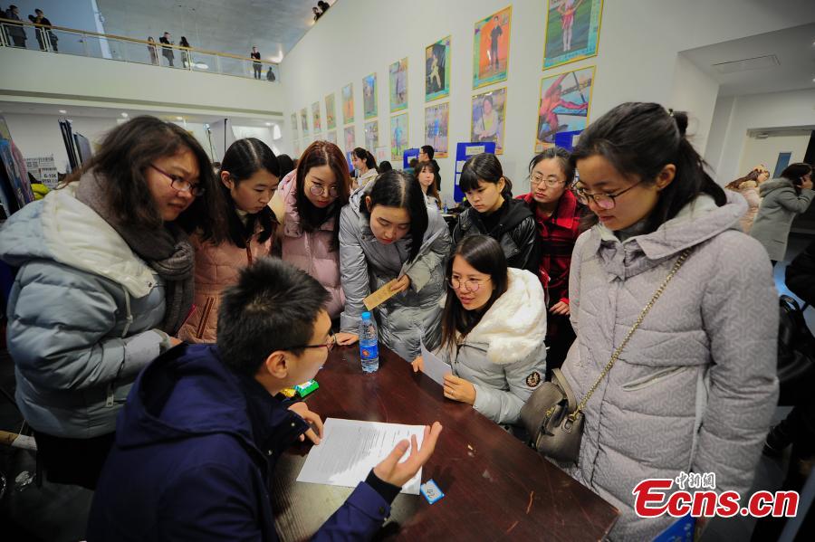 A job fair targeting female students studying in universities in Tianjin is held on March 7, 2018. More than 200 companies, from state-owned enterprises to startups, were in attendance with more than 2,600 posts on offer, attracting some 6,000 students from the city\'s 20 schools. (Photo: China News Service/Tong Yu)