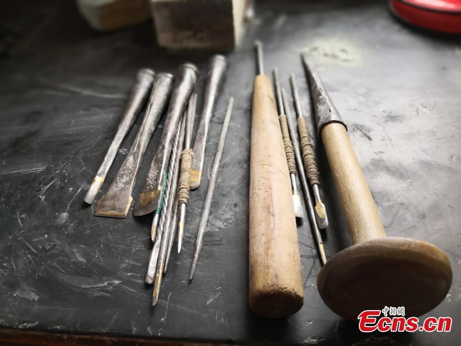 Huang Bingqiang shows tools he uses to make Tao inkstones at Shangchuan village in Lanzhou City, Northwest China\'s Gansu Province, March 21, 2018. Huang has been a dedicated maker of Tao inkstones for 15 years. With a 1,300-year-old history, Tao inkstones, made of stone found on the bed of the Tao River, is known as one of four famous inkstones in China and favored by traditional Chinese scholars. Huang needs up to ten days to finish a Tao inkstone, an act that involves tens of time-consuming steps. (Photo: China News Service/Yang Na)