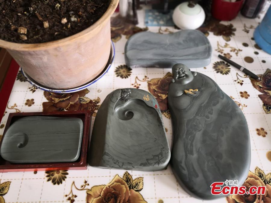 Tao inkstones made by Huang Bingqiang at Shangchuan village in Lanzhou City, Northwest China\'s Gansu Province, March 21, 2018. Huang has been a dedicated maker of Tao inkstones for 15 years. With a 1,300-year-old history, Tao inkstones, made of stone found on the bed of the Tao River, is known as one of four famous inkstones in China and favored by traditional Chinese scholars. Huang needs up to ten days to finish a Tao inkstone, an act that involves tens of time-consuming steps. (Photo: China News Service/Yang Na)