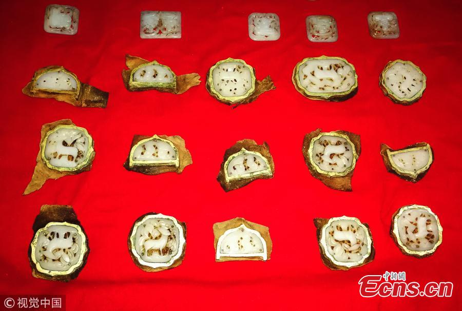 Bus driver finds jade ware worth 100,000 yuan(1/3)