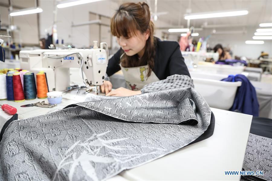 A worker makes Song brocade scarf at the Wujiang Dingsheng Silk Company in Shengze Town, Suzhou City of east China\'s Jiangsu Province, March 31, 2018. Song brocade, dating back to the Song Dynasty (960-1127) in ancient China, was listed as the World Intangible Cultural Heritage in 2009. Dedicated in inheriting and developing of Song brocade, the Wujiang Dingsheng Silk Company has applied the brocade to the making of products such as bags, boxes, clothing and handicrafts. (Xinhua/Yang Lei)