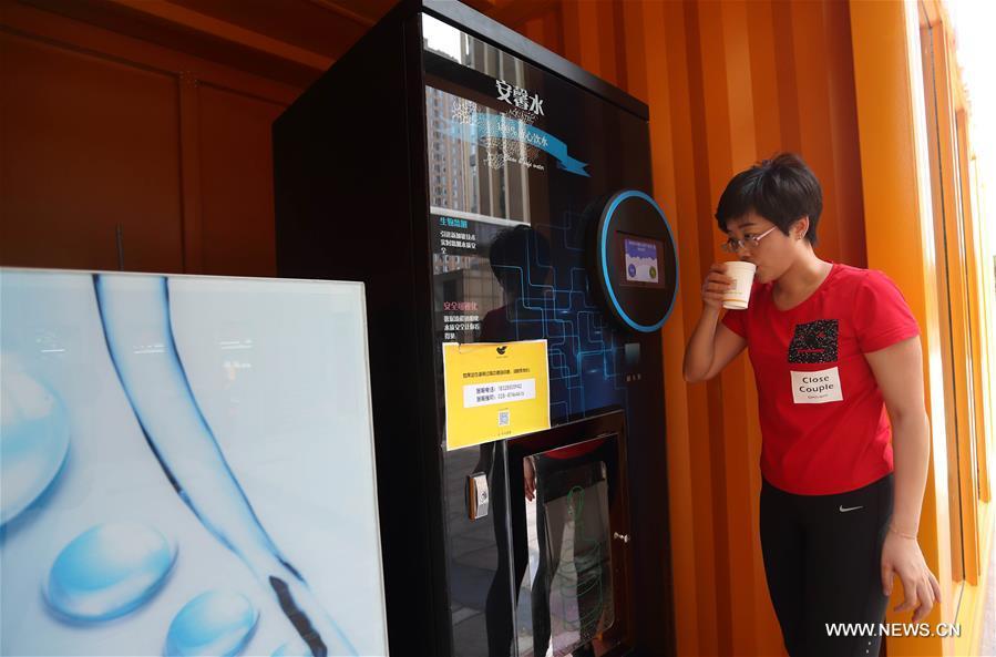 Citizen Chen Xiping drinks water after exercising in the shared gym in Chengdu, southwest China\'s Sichuan Province, April 2, 2018. The 24 hour shared gym in Chengdu is equipped with air purifier, air conditioner and water dispenser. People can exercise here by scanning the QR code. (Xinhua/Jiang Hongjing)