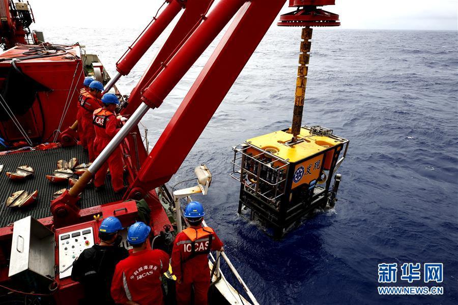 China\'s remote operated vehicle (ROV) Discovery, on board the research vessel Kexue, is moved into the western Pacific Ocean during a study of the Magellan Seamounts, April 1, 2018. (Photo/Xinhua)