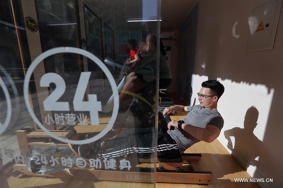 
People exercise in the shared gym in Chengdu, southwest China\'s Sichuan Province, April 2, 2018. The 24 hour shared gym in Chengdu is equipped with air purifier, air conditioner and water dispenser. People can exercise here by scanning the QR code. (Xinhua/Jiang Hongjing)