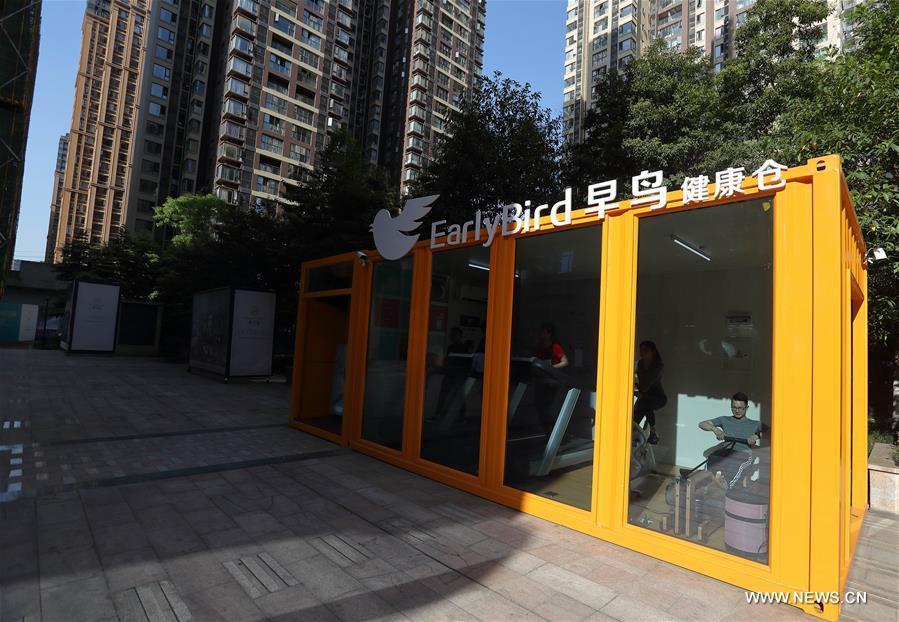 People exercise in the shared gym in Chengdu, southwest China\'s Sichuan Province, April 2, 2018. The 24 hour shared gym in Chengdu is equipped with air purifier, air conditioner and water dispenser. People can exercise here by scanning the QR code. (Xinhua/Jiang Hongjing)