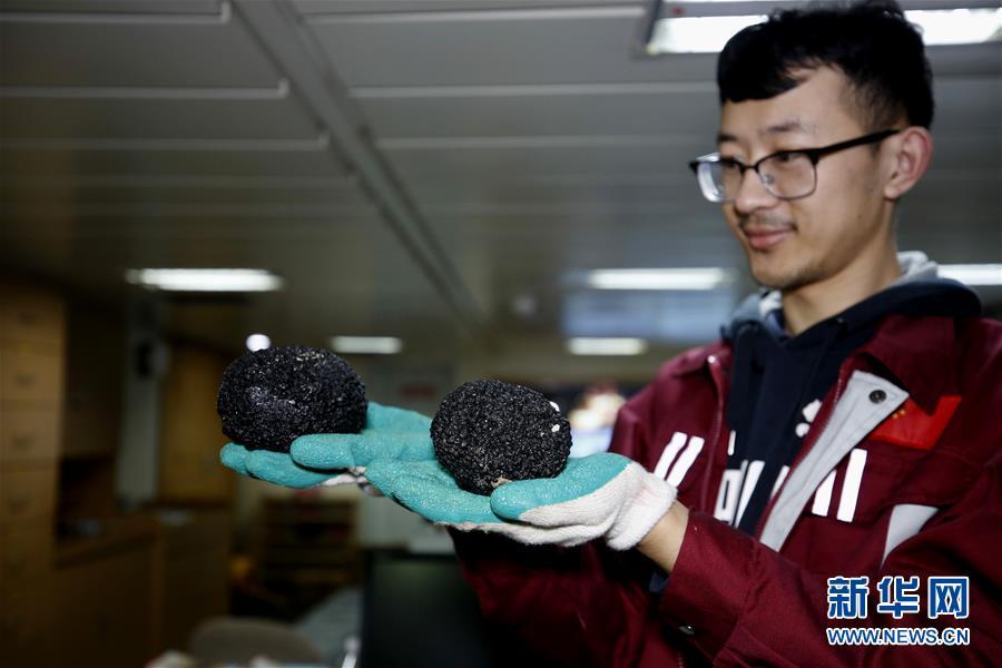 Chinese researcher Zhang Ji shows rock samples collected during an expedition to the Magellan Seamounts, April 1, 2018. (Photo/Xinhua)