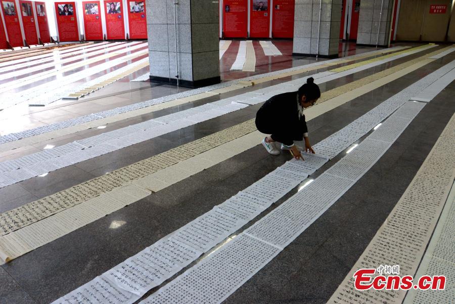 The hand-writing homework of students from the Yu Youren Calligraphy School is on display in a hall at Xianyang Normal University in Xianyang City, Northwest China\'s Shaanxi Province, April 9, 2018. Students were required to finish calligraphy writing of 20,000 Chinese characters during their one-month winter vacation. The school said it aims to foster a habit for students to write calligraphy. (Photo: China News Service/Zhang Yuan)