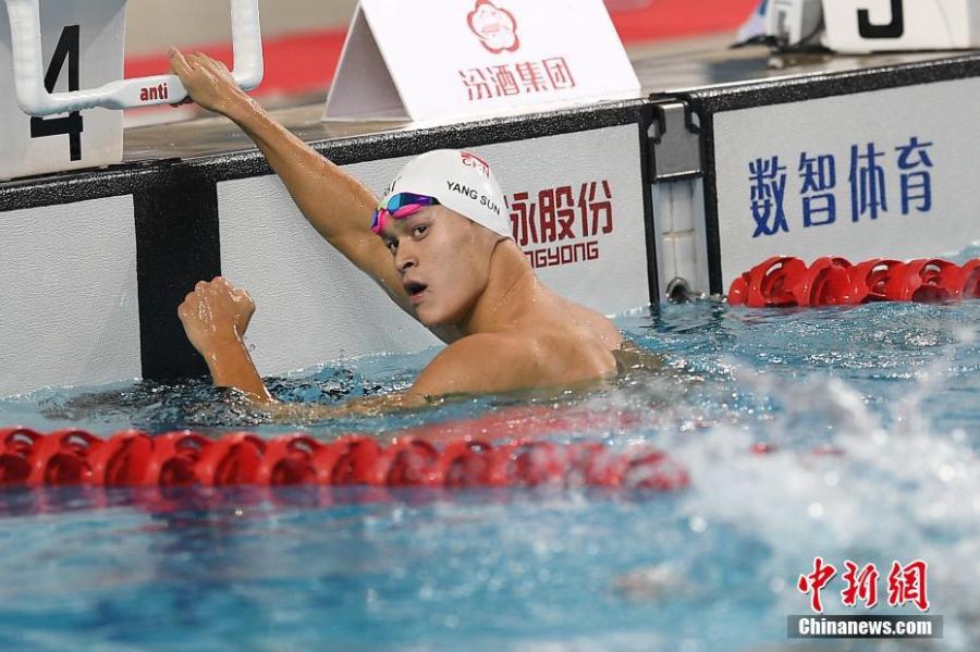 Sun Yang wins the gold medal in the men\'s 400m freestyle at the China Swimming National Championships in Taiyuan City, Shanxi Province, April 15, 2018. Sun won three gold medals at the championships. (Photo: China News Service/Wu Junjie)