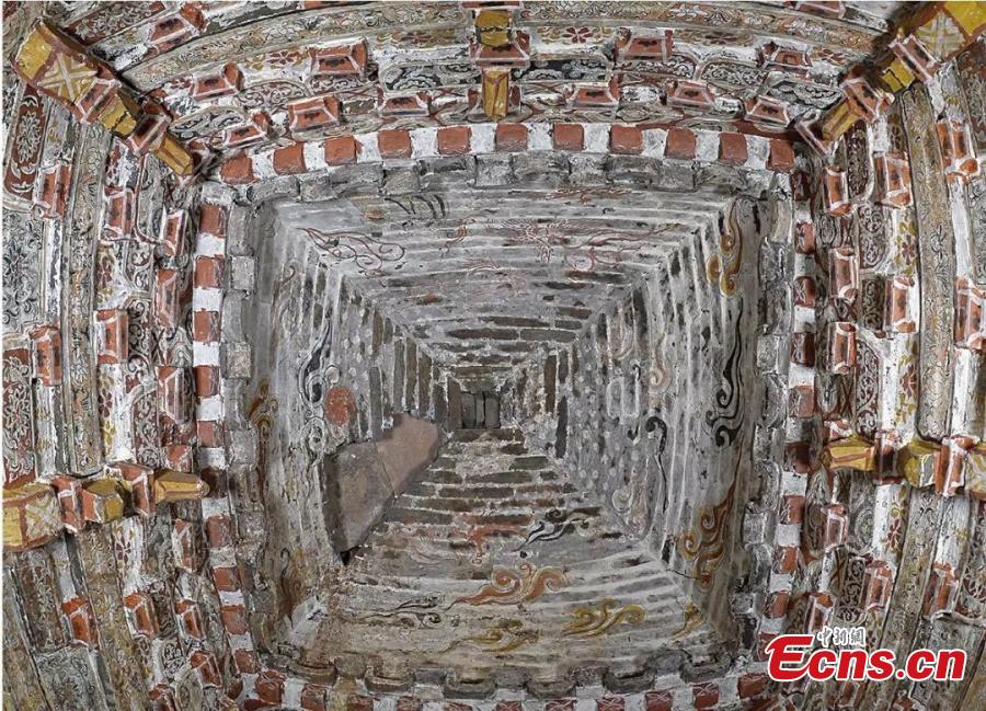 Photo provided by Shanxi Provincial Institute of Archaeology shows newly discovered murals in a tomb of the Jin Dynasty (265-420) in Zhangzi County, Shanxi Province. The well-preserved wall paintings, which depict scenes of ascending to heaven, provide new material for the study of burial customs from the time. (Photo provided to China News Service)