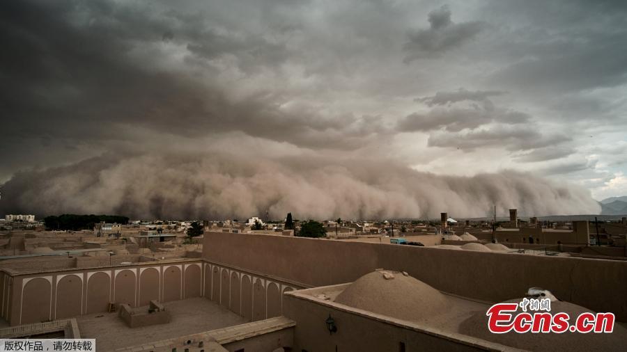 
A wall of dust moves through the city of Yazd, Iran, April 16, 2018. Sandstorms like this occur over desert land and can reach thousands of feet into the air, spurred by strong winds. (Photo/Agencies)