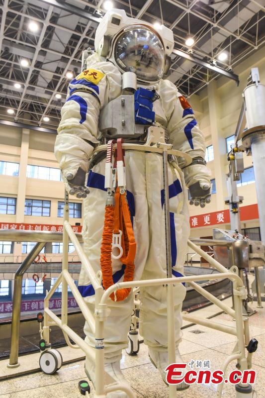 A suit for underwater training for astronaut is on display for the first time at the China Astronaut Research and Training Center in Beijing, April 20, 2018. The suit named Fei Tian(\'flying into the sky\') marked a breakthrough in China\'s design and making of space suits. It was displayed during a forum on aerospace medical engineering organized by the center. (Photo: China News Service/Chen Yachao)